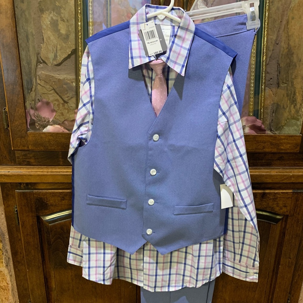 Van Heussen Suit, Size 16, New with tags
